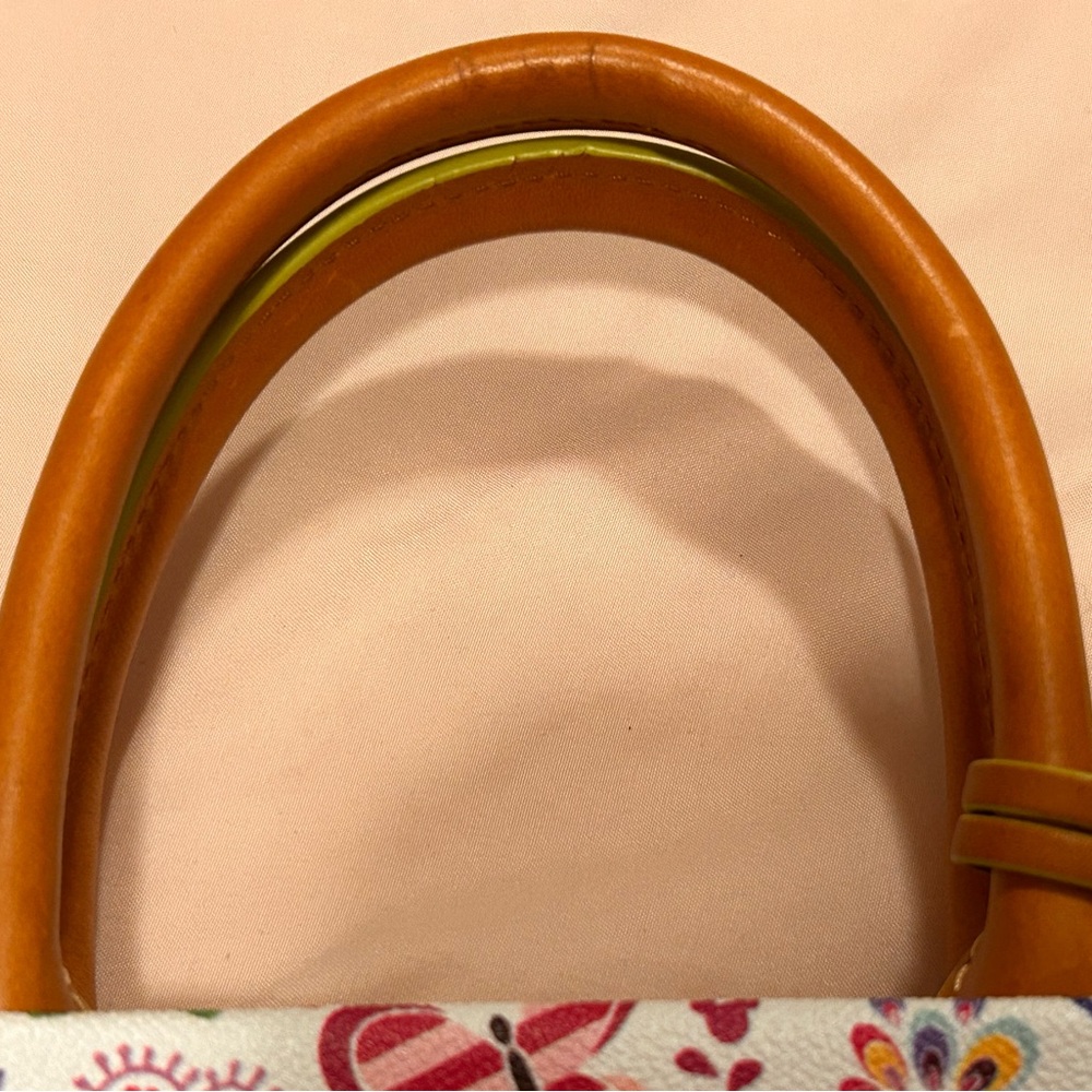 Dooney & Bourke *AP* 2019 EPCOT INTERNATIONAL FLOWER AND GARDEN FESTIVAL - Picture 10 of 16